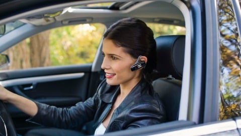 Cellulari con auricolare? In auto è un pericolo
