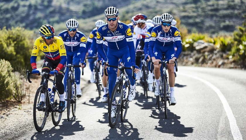 All&#8217;asta le maglie autografate dei campioni del Giro d&#8217;Italia