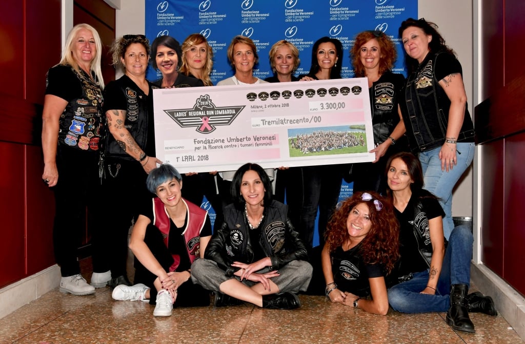 Un gruppo di motocicliste sostiene la ricerca sui tumori femminili