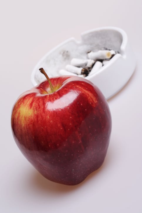 Stop al fumo, più fibre e vitamine: così si riduce il rischio