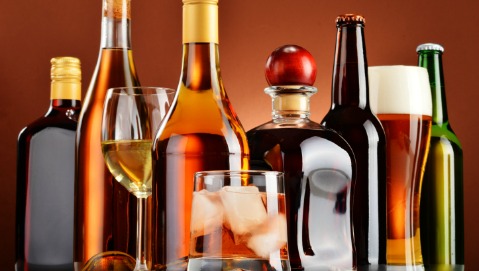 Alcol, otto milioni di italiani ne bevono troppo