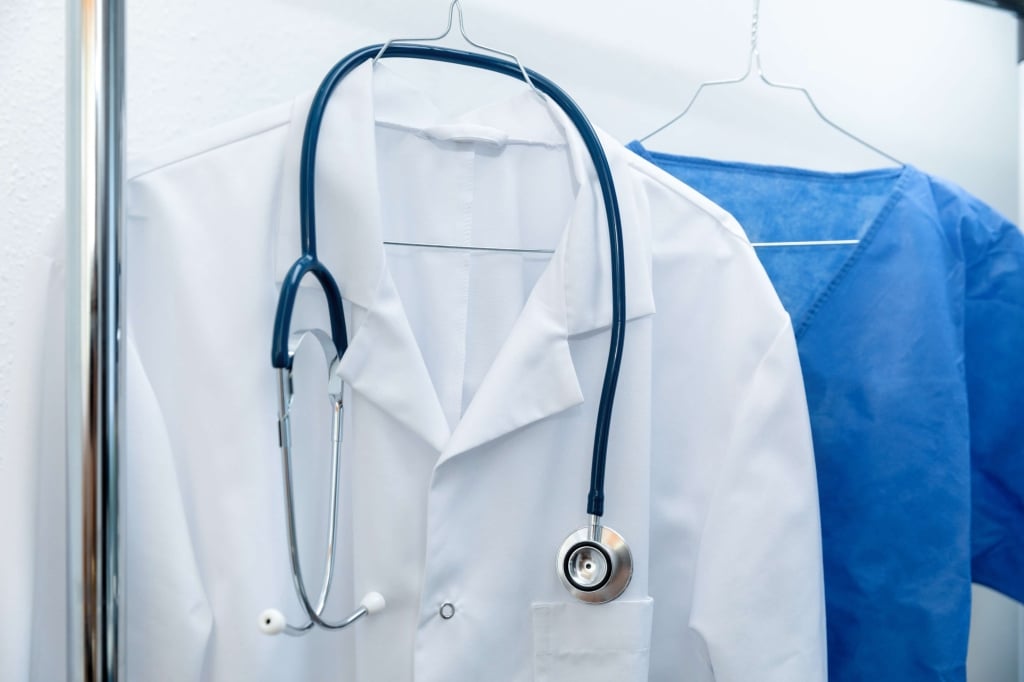 L&#8217;abito a volte fa il medico