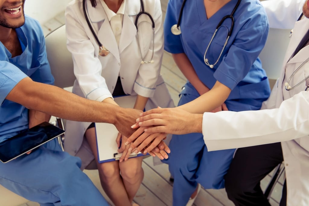 Vaccini e operatori sanitari: l&#8217;obbligo non è la sola via