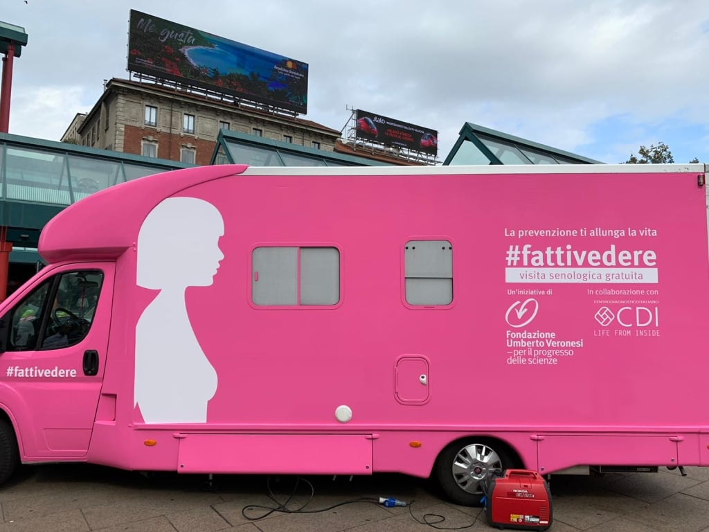 Un camper rosa per la diagnosi precoce del tumore al seno