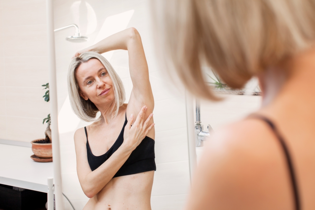 Autopalpazione del seno come autoesame per prevenire il tumore alla mammella