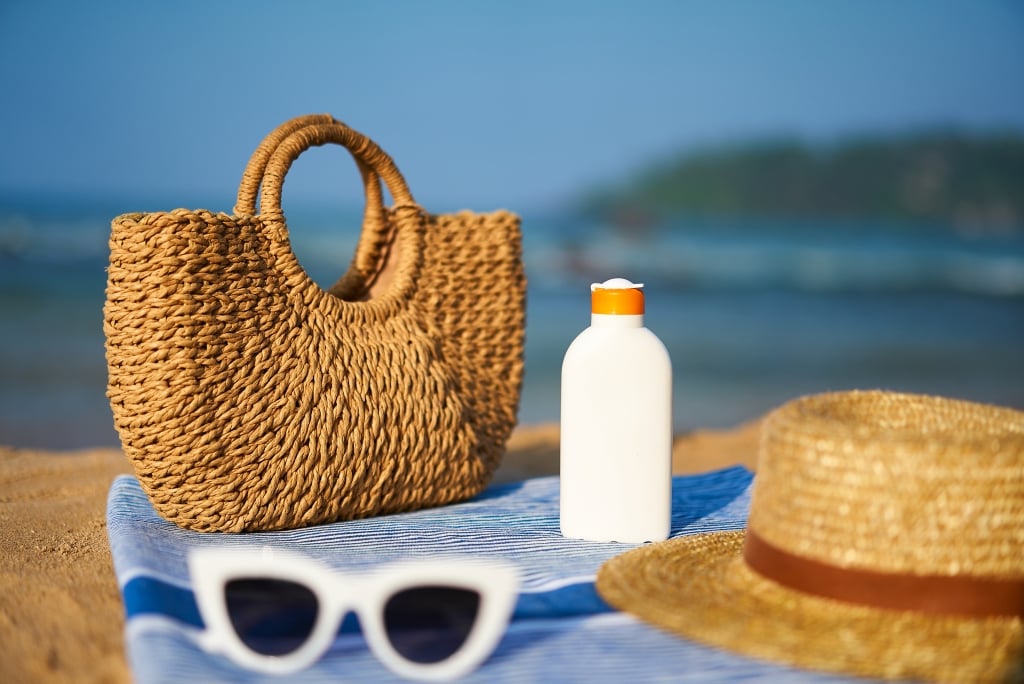 Protezione solare con abbigliamento adeguato, cappello, occhiali e crema SPF