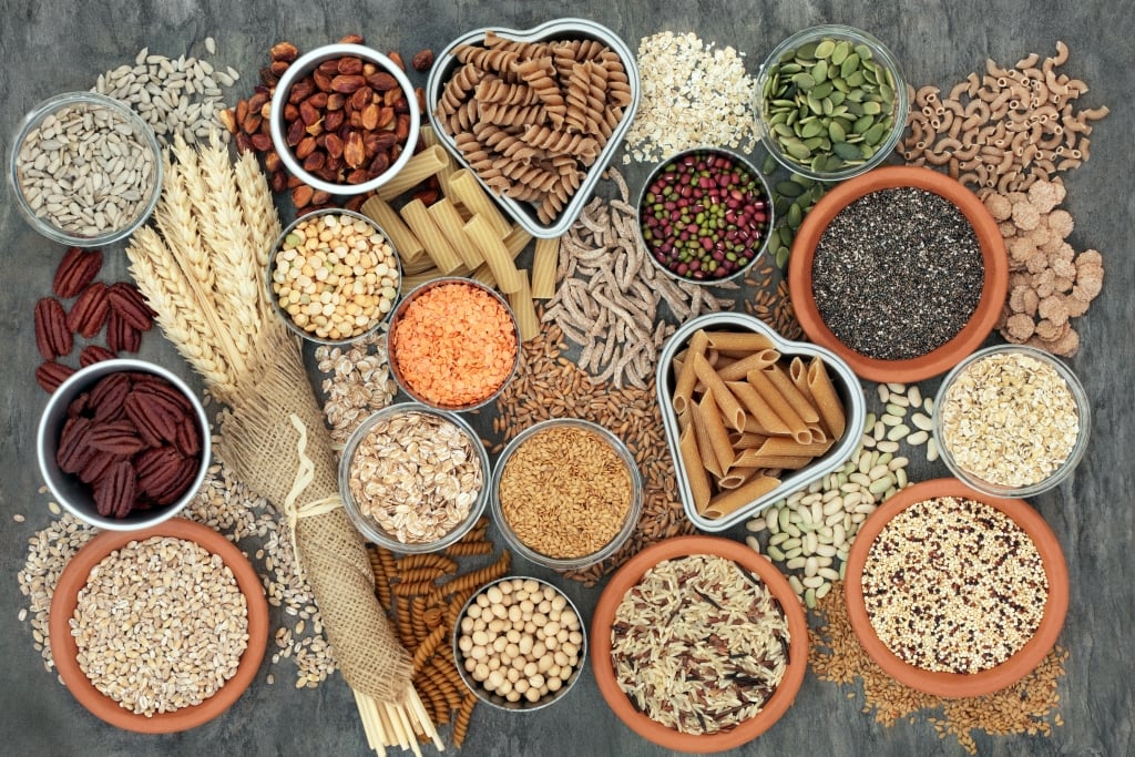 Pasta, legumi e cereali, fonti di carboidrati per una dieta equilibrata.