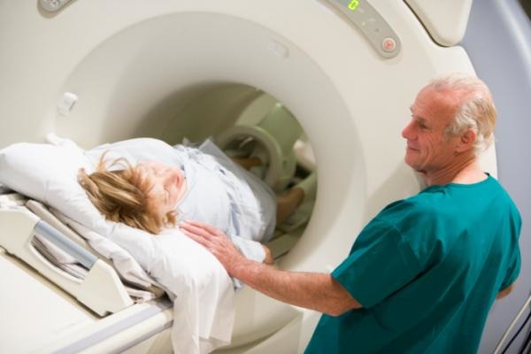 Medico sottopone una paziente ad un esame diagnostico per diagnosticare un sarcoma di ewing