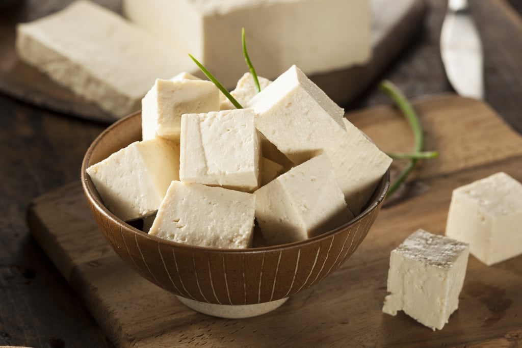 Tofu di soia tagliato a cubetti, fonte di proteine vegetali