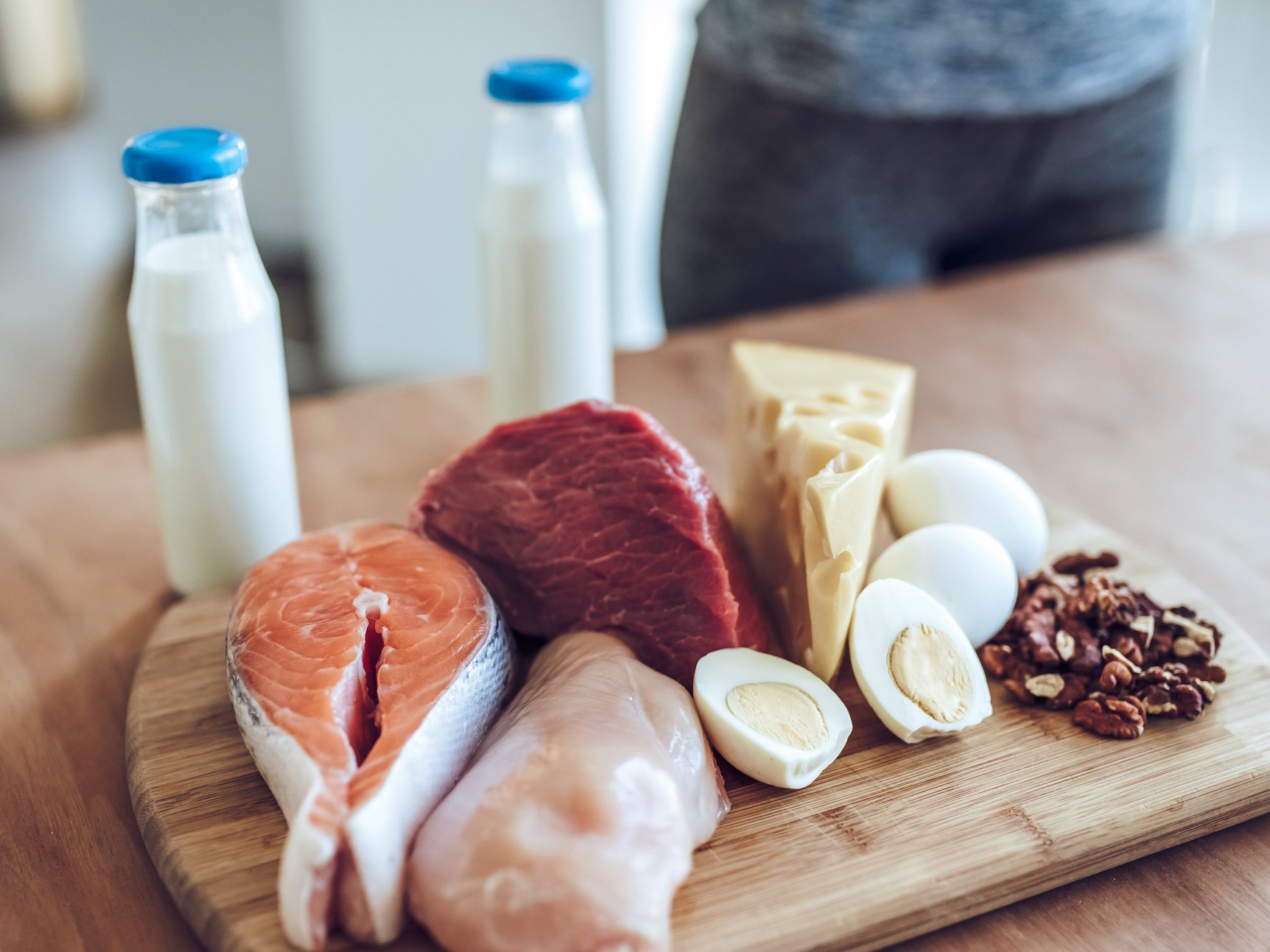 Carne, uova e latticini su un piatto: alimenti di origine animale durante la terapia oncologica