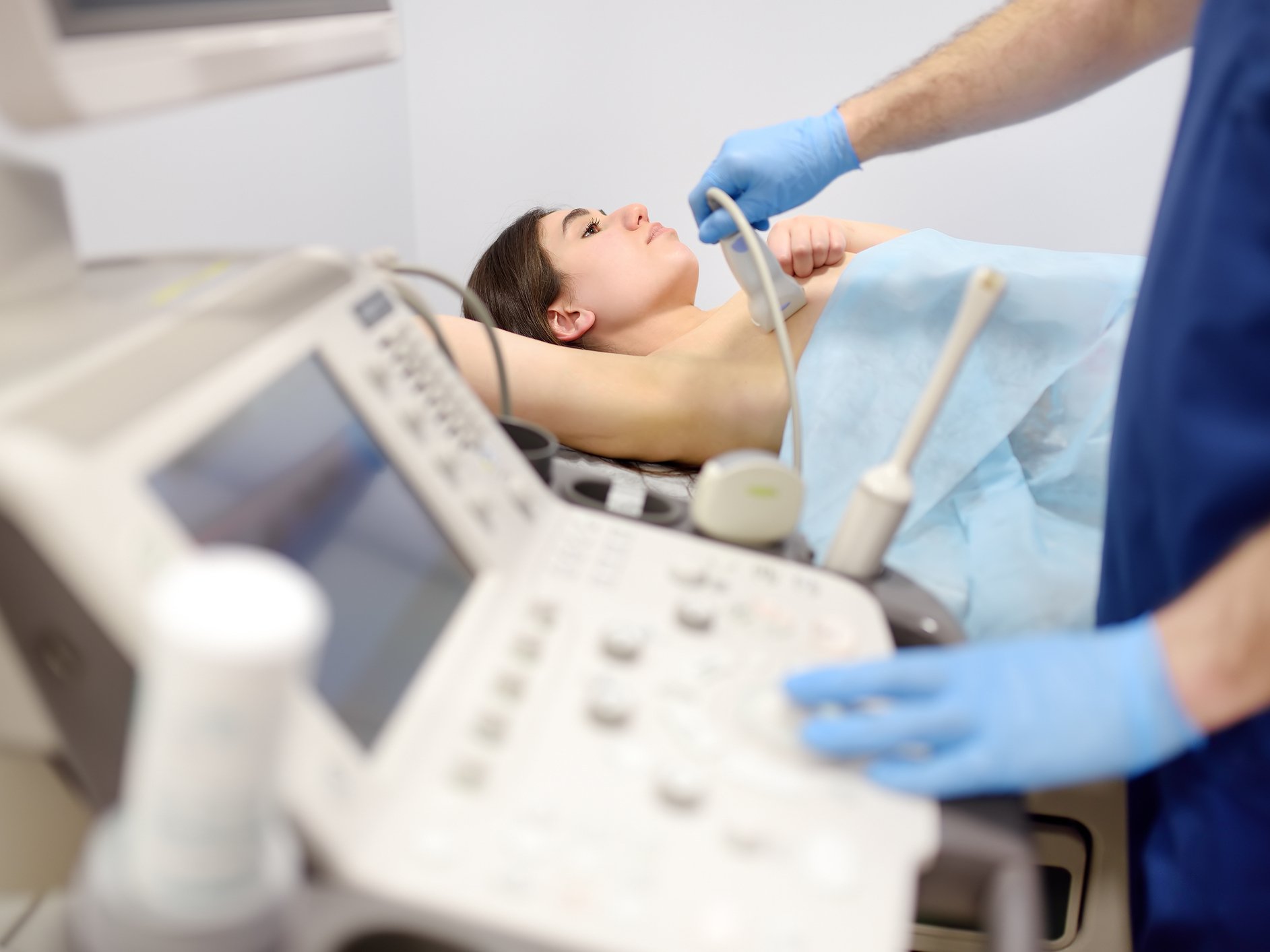 Esame di ecografia al seno in corso per la diagnosi e la prevenzione del tumore mammario.