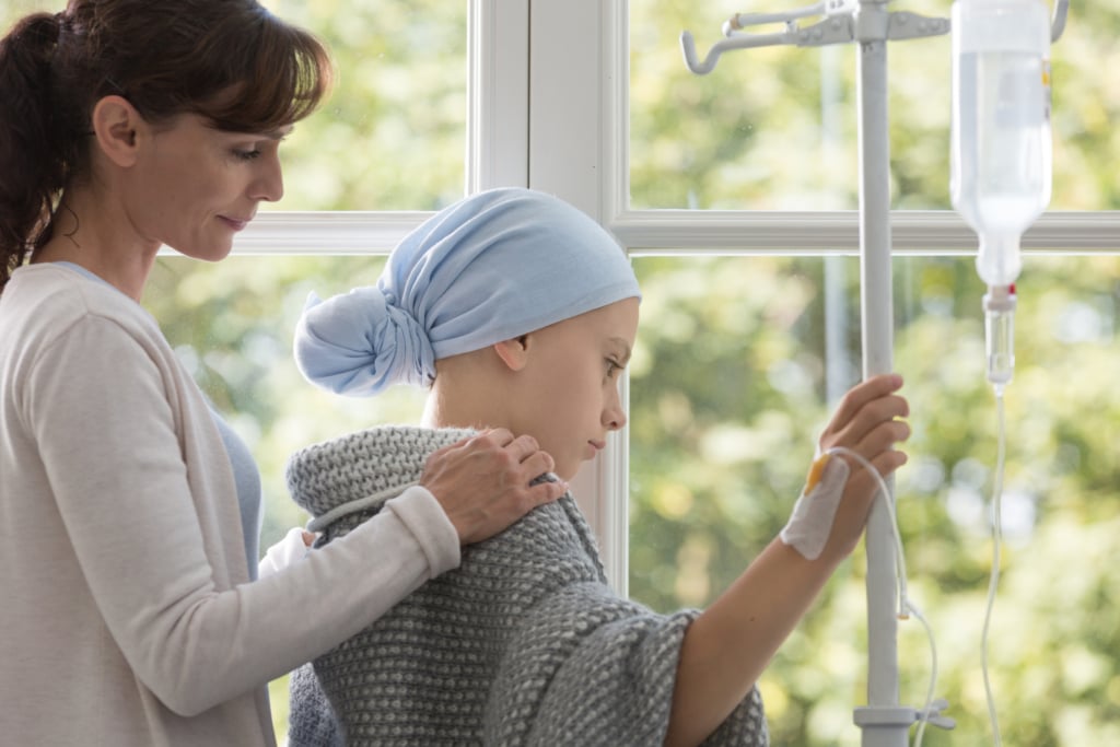Bambino affetto da leucemia pediatrica accudito dalla mamma mentre è sottoposto alle terapie