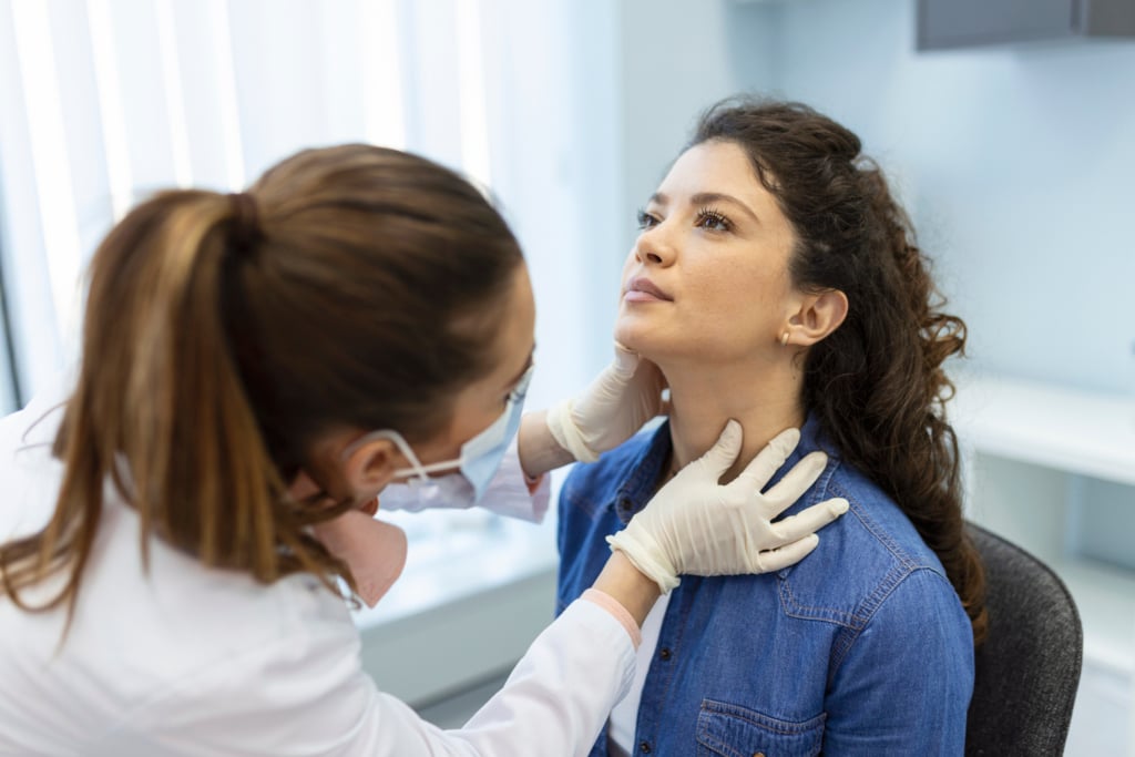 Dottoressa effettua esame su una paziente per sospetto linfoma di Hodgking