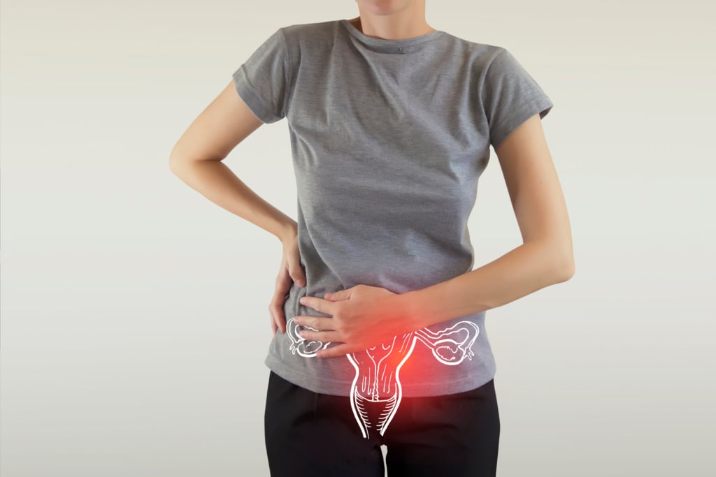 Donna che accusa sintomi di tumori dell'utero