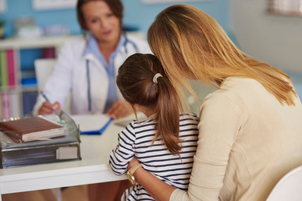 Medico comunica la diagnosi di tumore pediatrico ad una mamma e sua figlia