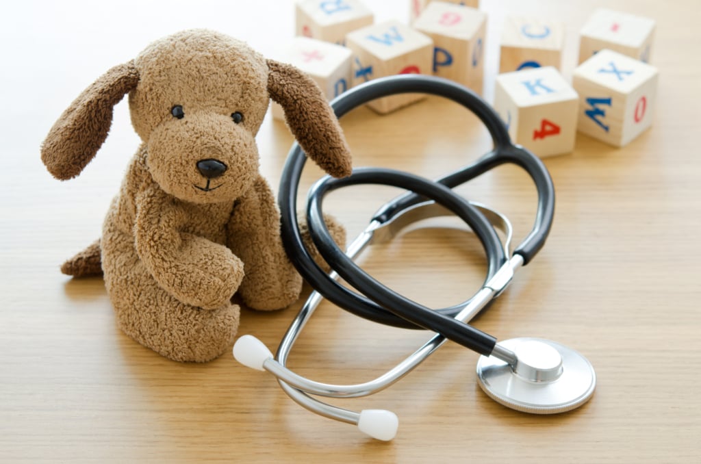Tumori renali pediatrici: orsetto con stetoscopio per intrattenere piccoli pazienti malati