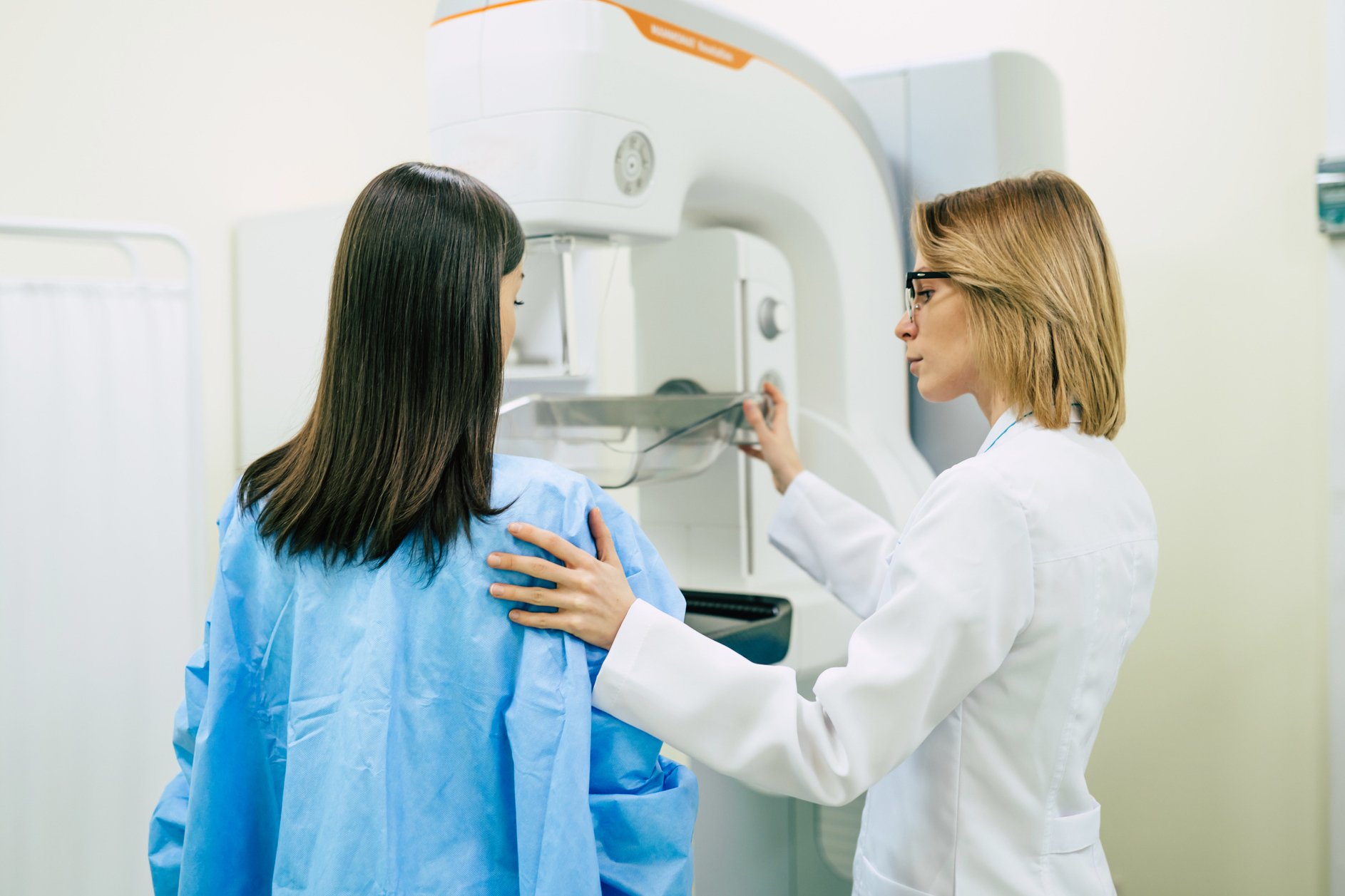 Donna durante mammografia, esempio di screening oncologico per la prevenzione