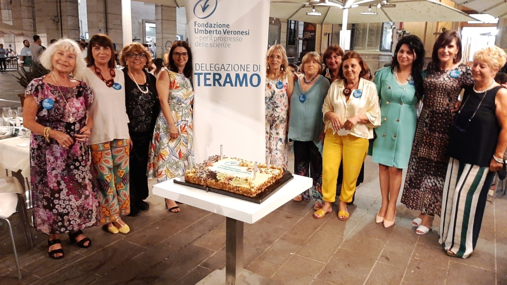 anna-maria-camerino-con-un-gruppo-di-delegate-della-fondazione-u-veronesi