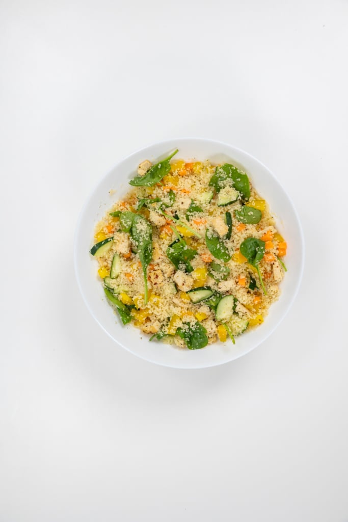 Piatto a base di cous cous con verdure e tofu marinato