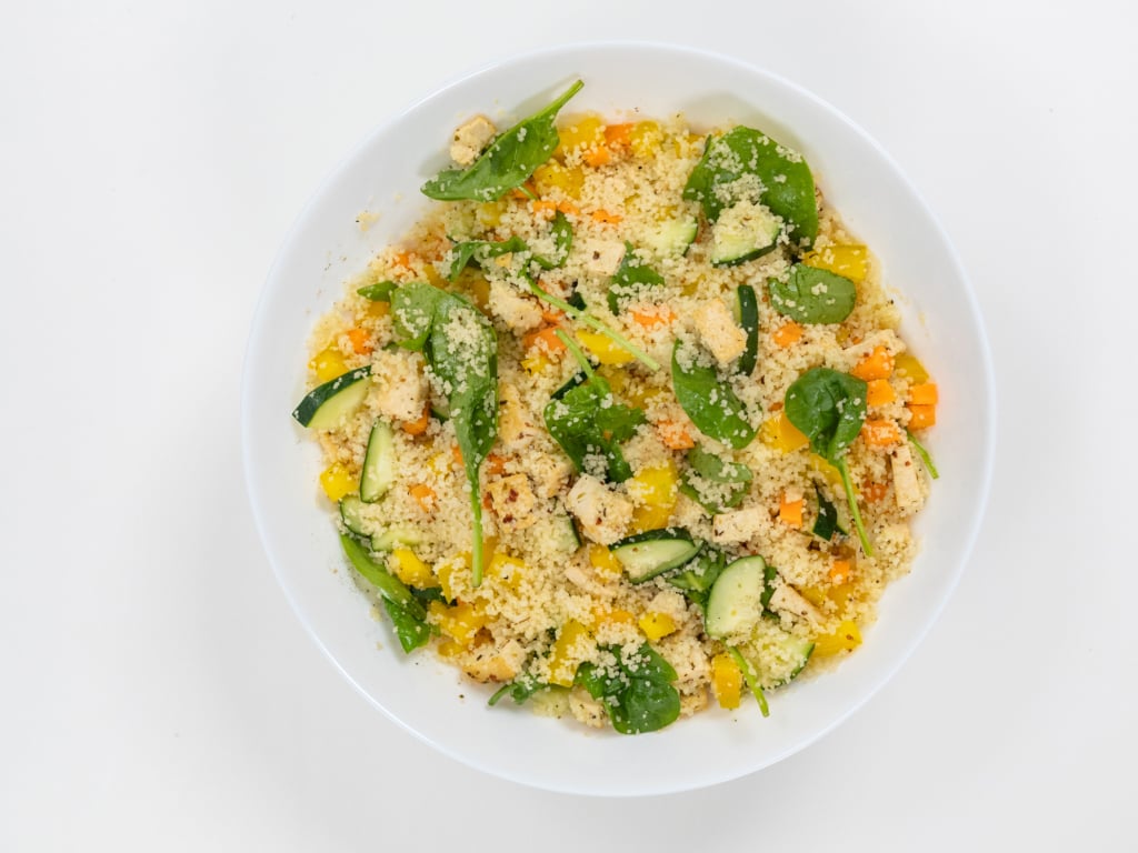 Piatto a base di cous cous con verdure e tofu marinato