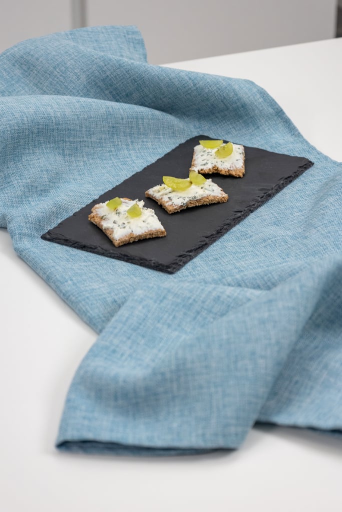 Cracker all’avena con formaggio e uva