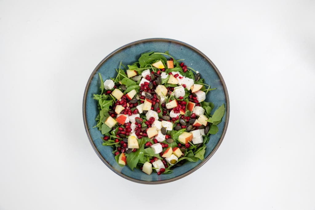 Insalatona con rucola, melograno, feta e mela