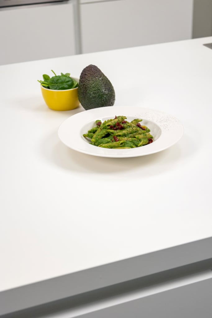 Pasta con avocado, spinaci e pomodori secchi