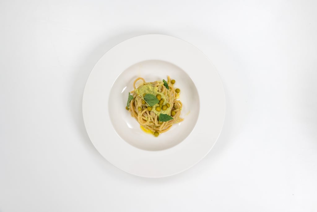 Pasta fredda con yogurt, piselli, zucchine e menta