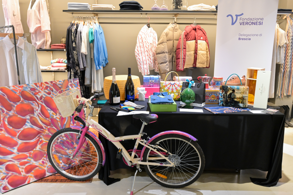 tavolo-lotteria-con-premi-donati-dalle-aziende