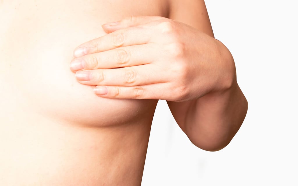 tumori seno luminali donna con una mano sul seno