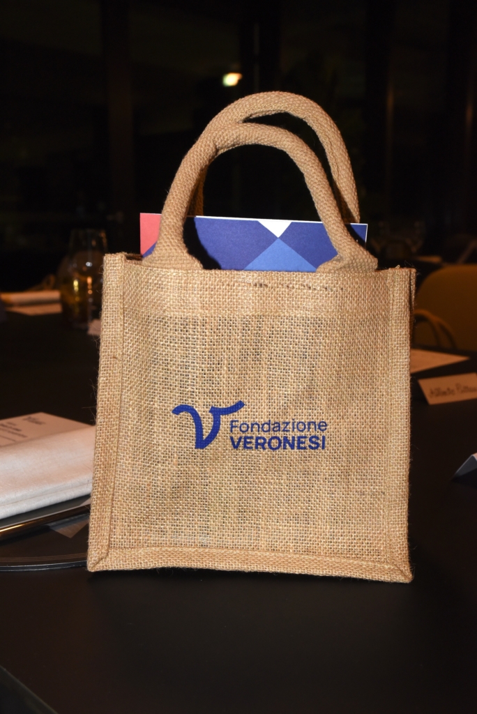 Shopper Fondazione Veronesi con cadeaux
