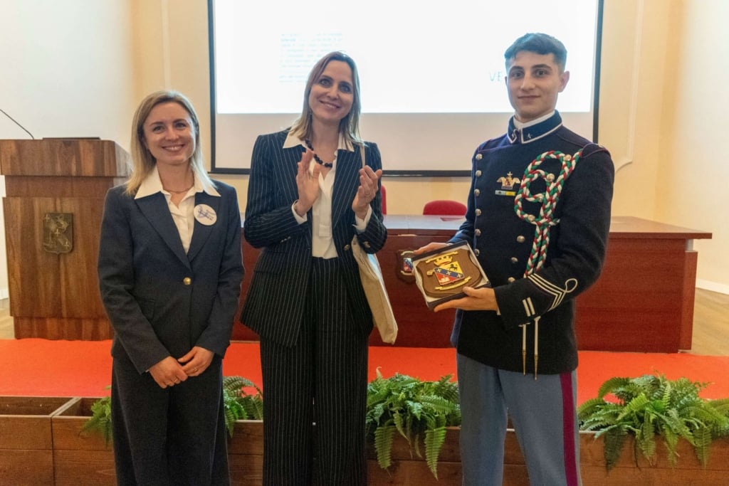 6_Consegna del crest della Scuola militare Nunziatella al personale della Fondazione.