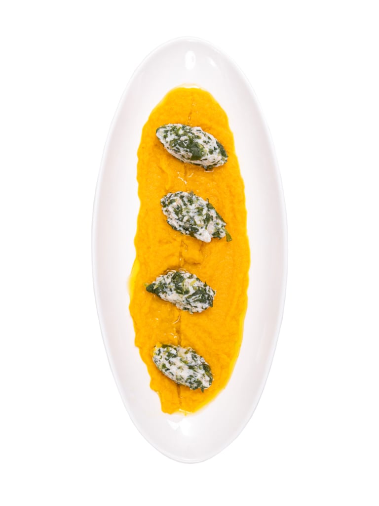 Gnocchi di ricotta e bietole su crema di carote