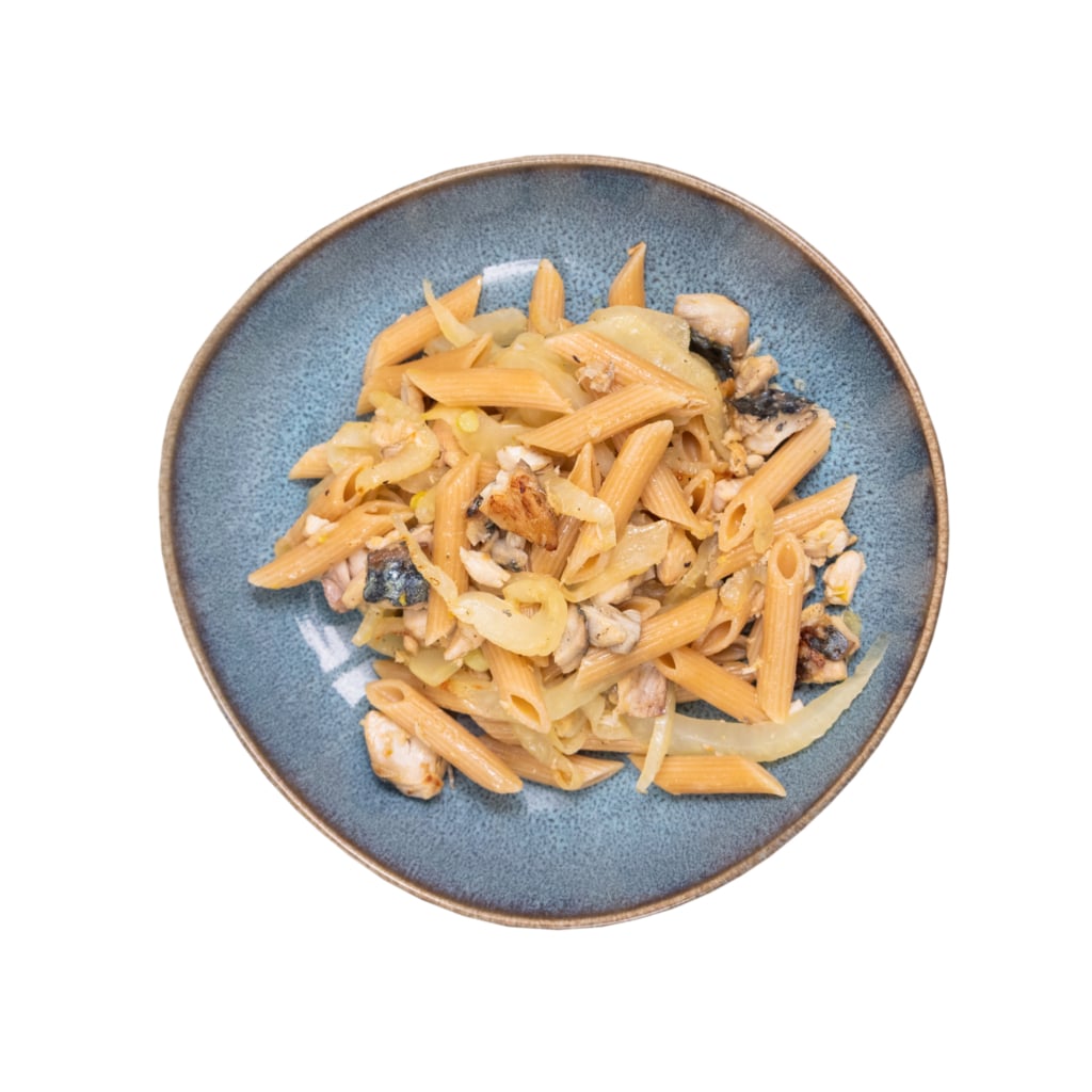 Piatto di pasta integrale condita con sgombro, finocchi e arancia