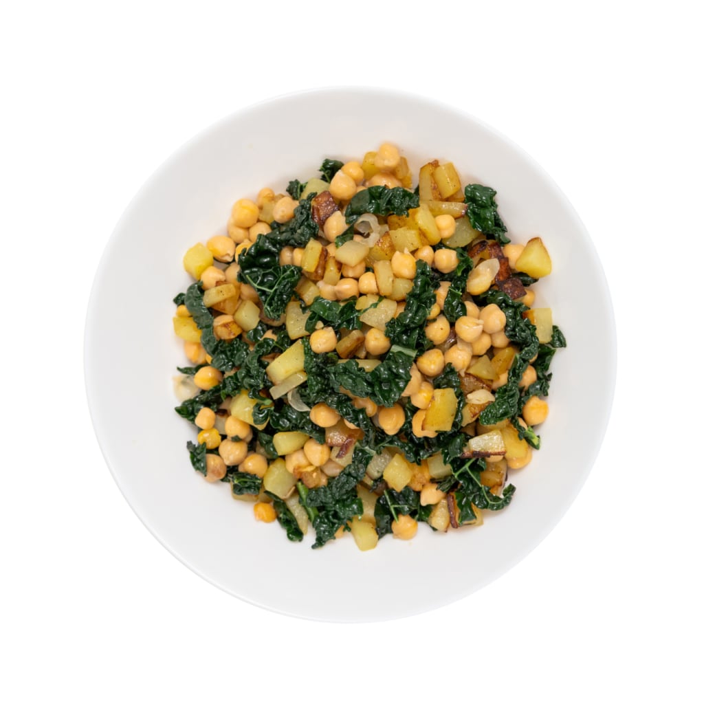 Piatto di patate in padella con cavolo nero e ceci